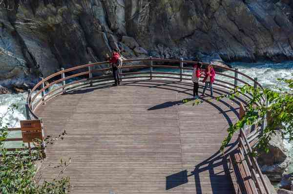 云南隔江相望的两个虎跳峡景区