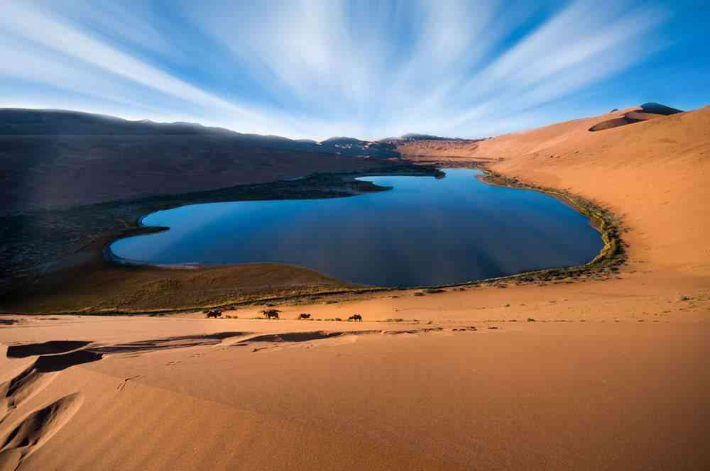 上帝在额济纳划下一道绝美的曲线，于是有了巴丹吉林沙漠