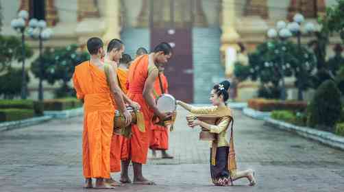 老挝琅勃拉邦特别体验——布施及注意事项