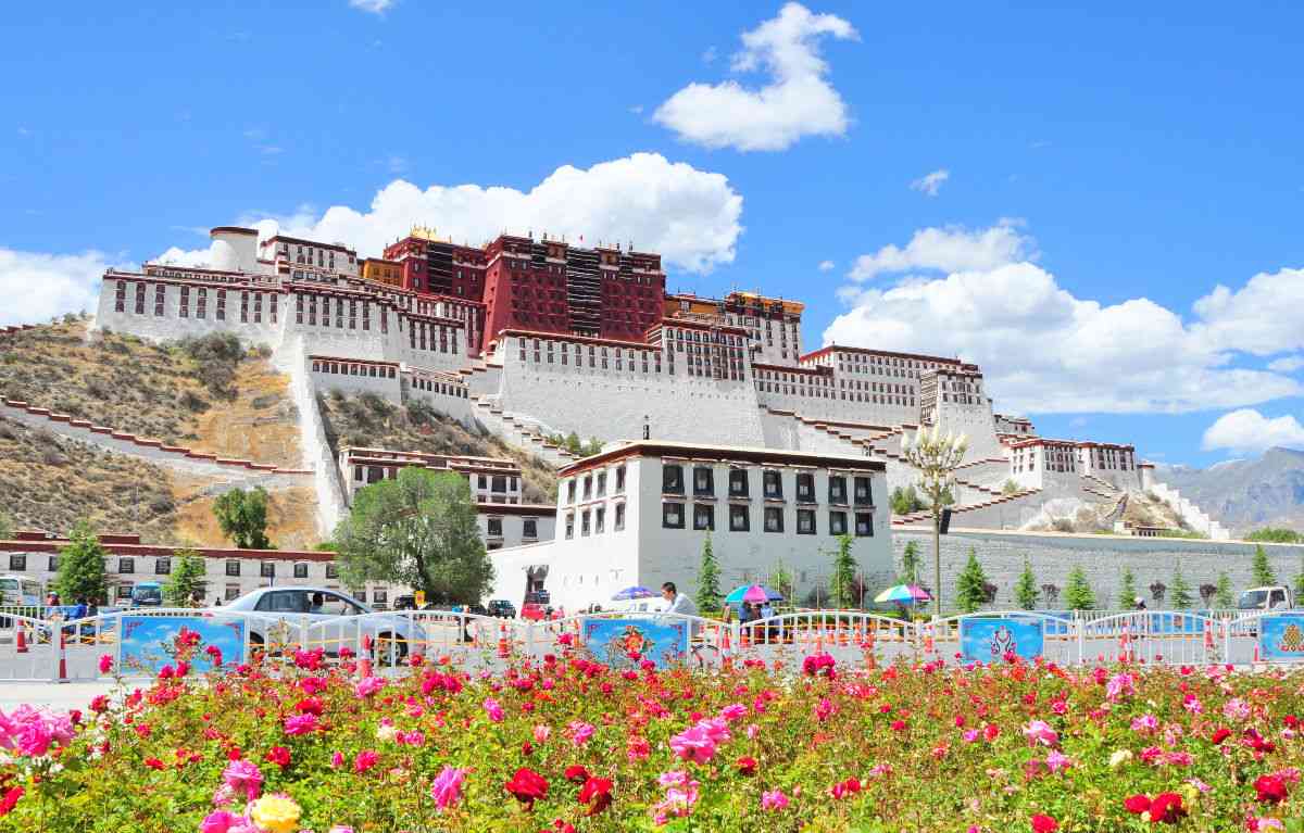 行走在拉萨的街道，你突然发现自己竟读懂了整个西藏（上篇）