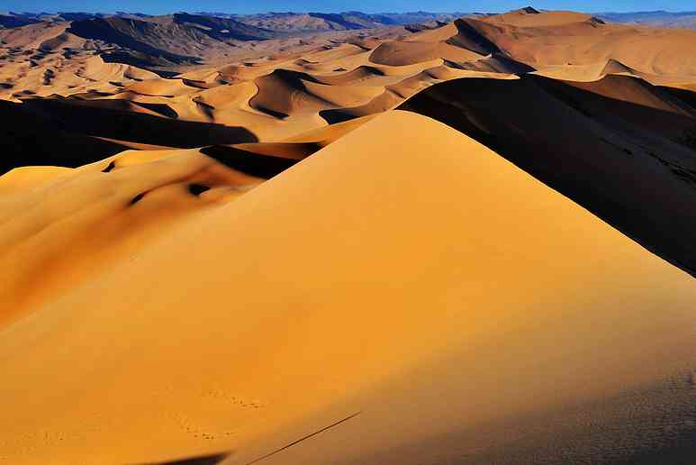上帝在额济纳划下一道绝美的曲线，于是有了巴丹吉林沙漠