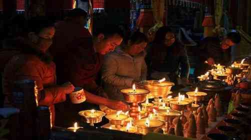 西藏燃灯节在每年的什么时候举办，有哪些活动？